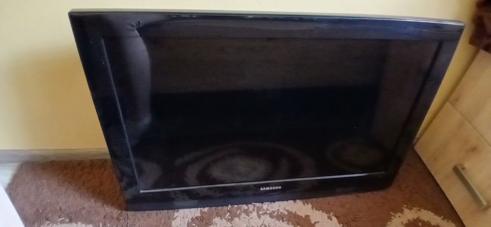 Telewizor samsung 32cale  plus uchwyt na ściane