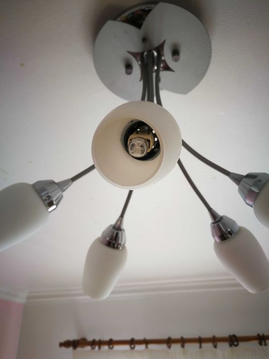 Candeeiro de Teto Cromado com 5 Focos. Candeeiro de Mesa (oferta)