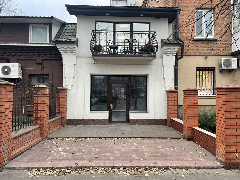 Фасадне приміщення в центрі міста, 1 поверх. біля готелю Поділля