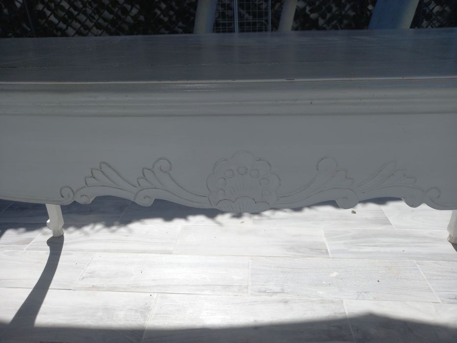 Mesa trabalhada para restaurar