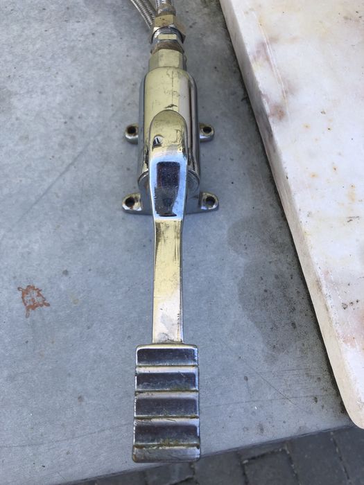 Torneira pedal de 2 águas c bichas