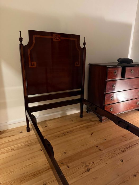 Mobília estilo inglês: cómoda, cama, mesa de cabeceira e cadeira