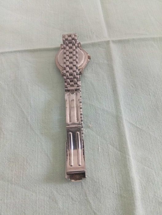 Bracelete em metal, com 4 filas entrelaçadas