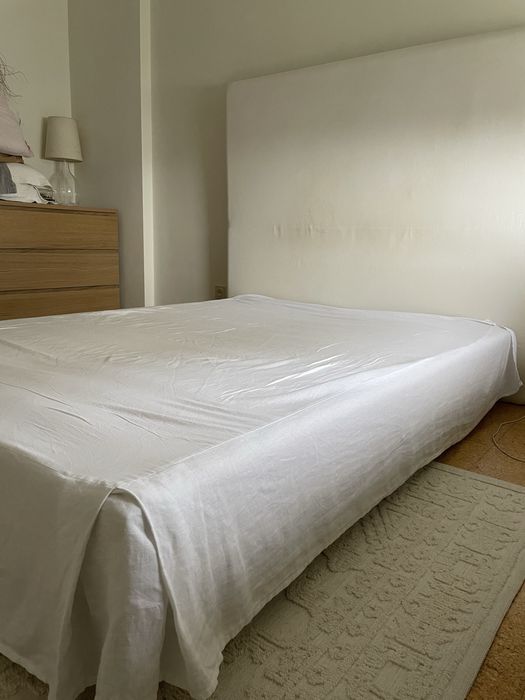 Cama com cabeceira em tecido
