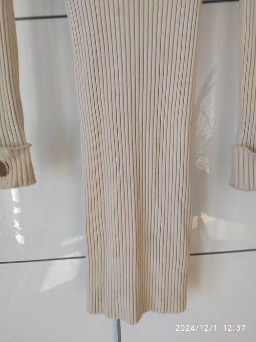 Beżowa sukienka dzianinowa