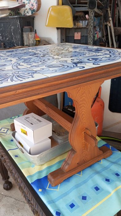 Mesa de Centro em Madeira Maciça com Painel Original de Azulejos Pintados à Mão – Eduardo Leite | Viúva Lamego