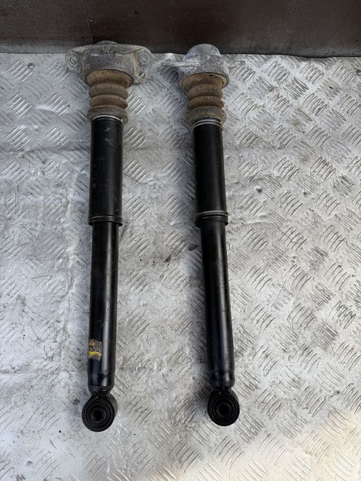 Задние стойки амортизатор Гольф 5 volkswagen golf 2008 год