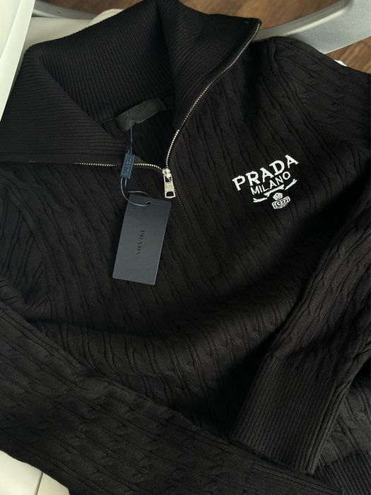 Кофта Prada з горловиною