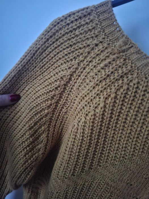 Musztardowy sweter
