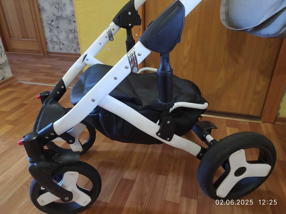 Дитяча колиска фірми  NEXT BABY