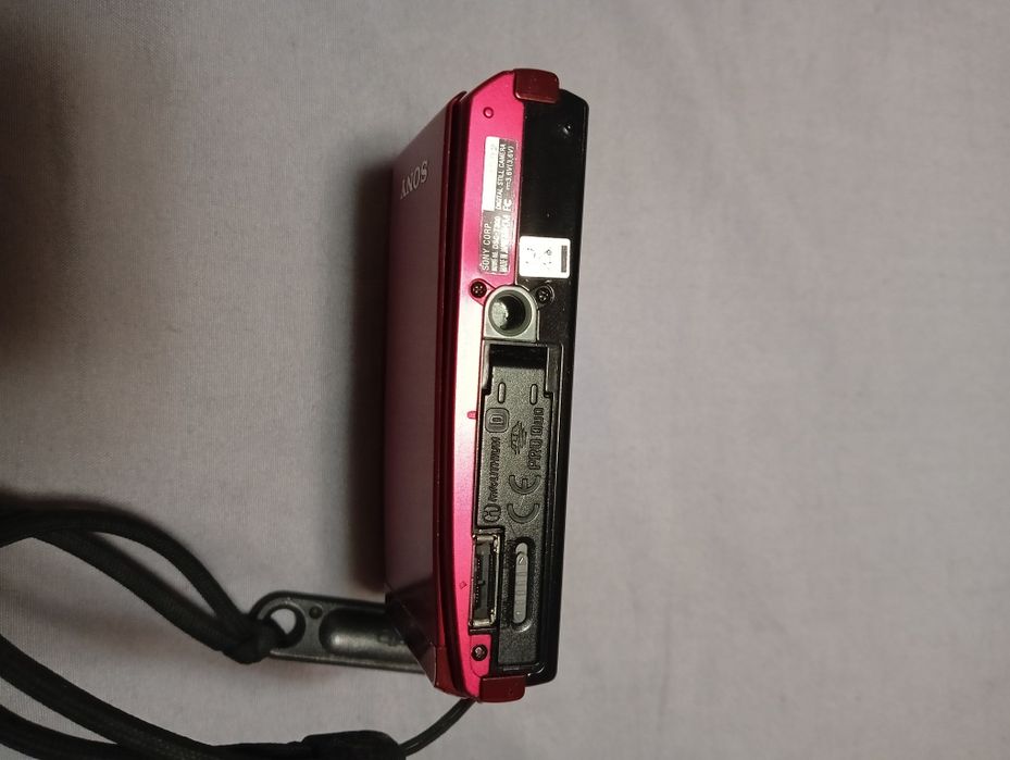 Фотоапарат Sony Cyber-Shot T300 цифровой в красном цвете.