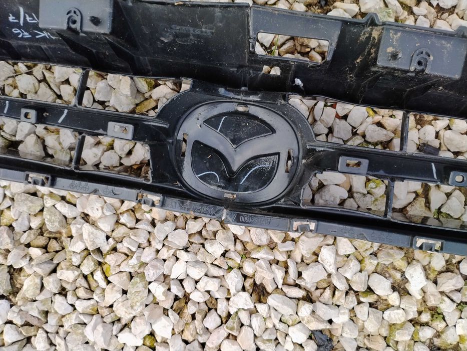 Grelha Mazda 2 14