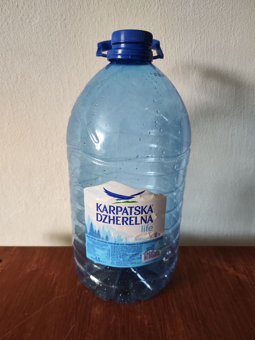 Пластикова пляшка 6л з під води, з міцною ручкою, в гарному стані