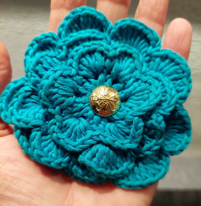 Turkusowa broszka kwiat że złotym środkiem hand made vintage oldschool