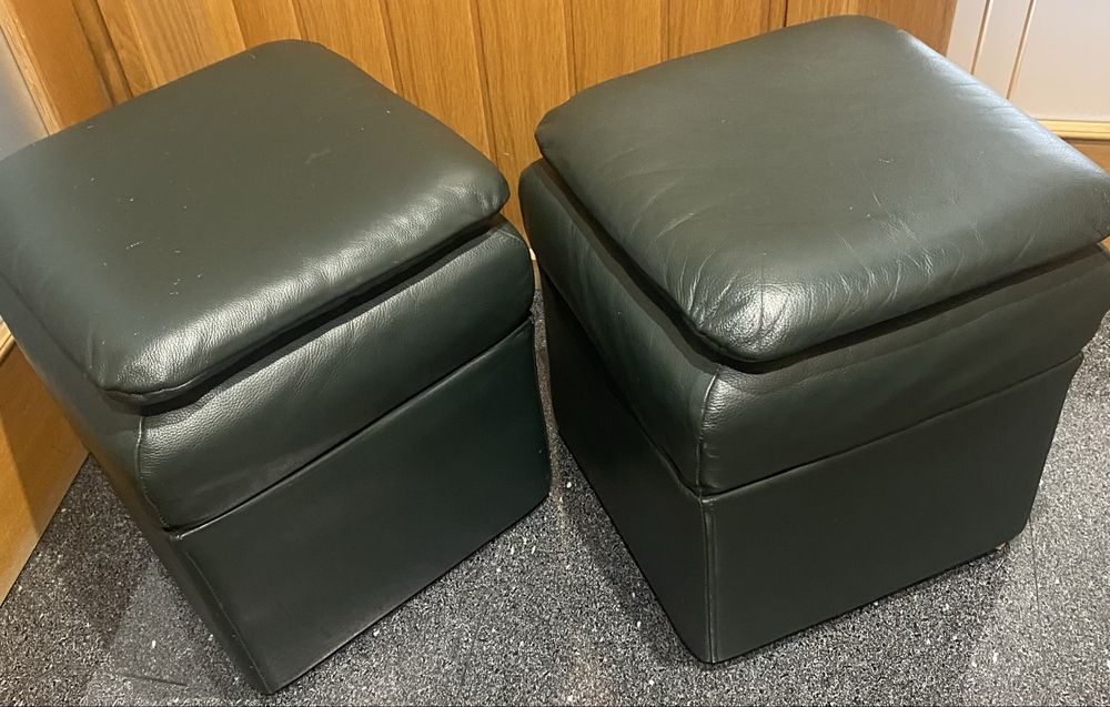 Bancos em couro  de apoio ao sofa