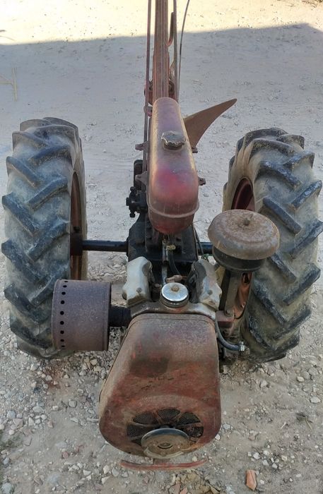 Motocultivador antigo a gasolina