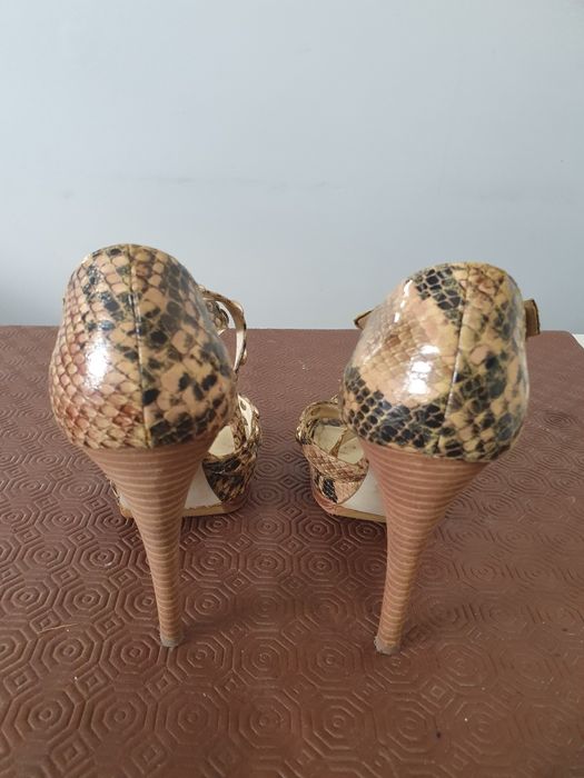 Sandálias marca Guess n°37 ( usadas uma vez )