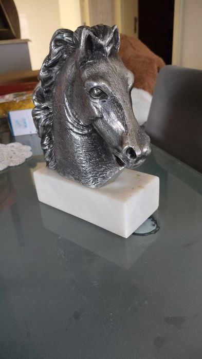 Par de Bustos de Cavalo Clássicos – Base em Mármore