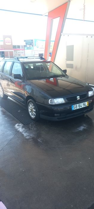 Vence carrinha de 5 lugares.