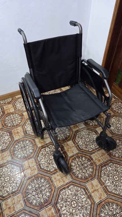 Cadeira de rodas como nova
