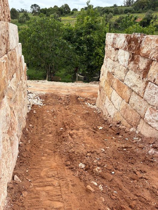 Muros em blocos de  pedra[muralhas]