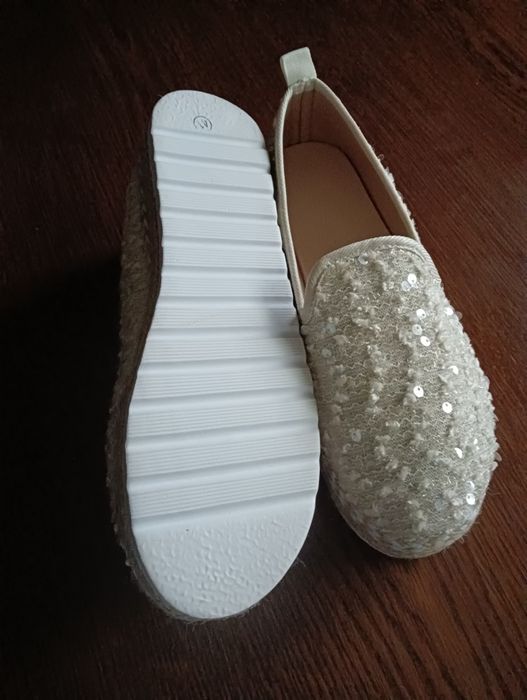 Nowe beżowe espadryle damskie z cekinami