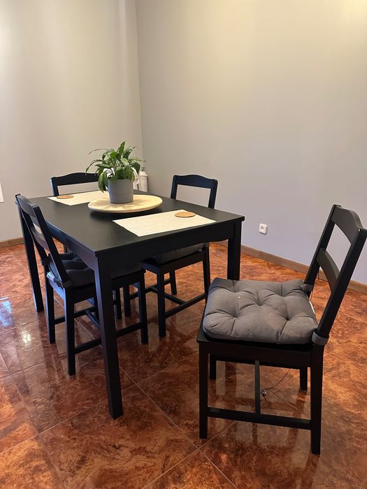 Vendo mesa com 4 cadeiras