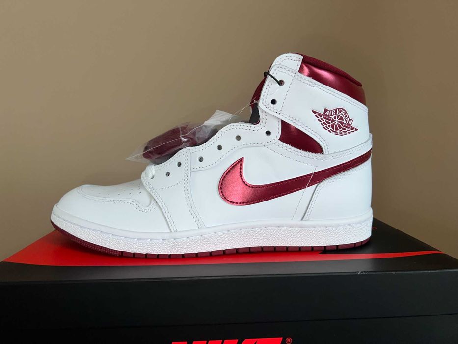 Jordan 1 Retro High ’85 OG Metallic Burgundy – EU 44 / US10 – nowe DS