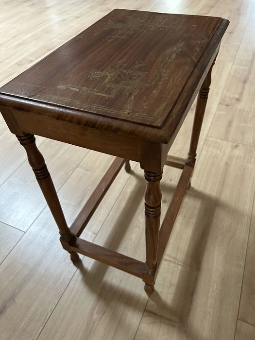 Unikatowy stolik pomocniczy Mid-Century – lite drewno, ręczna inkrustacja mosiądzem