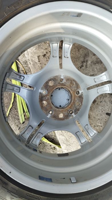 Продам на бмв 3 серії ,різноширокі,з новою резиною