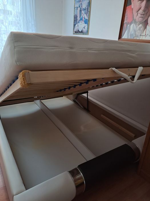 Stylowe lozko  do sypialni w bardzo dobrym stanie.