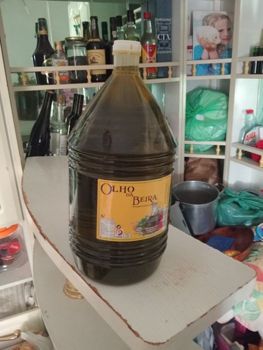 Vende se óleo alimentar de boa qualidade 20€ cada garrafão