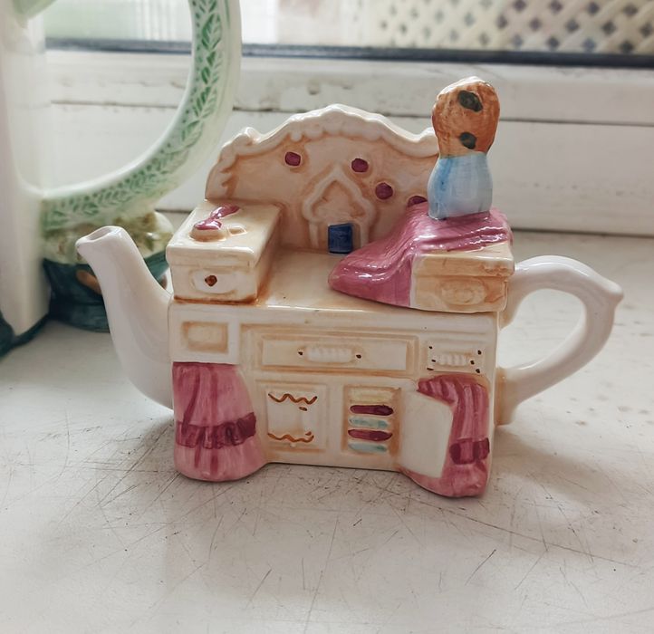 Мініатюрний декоративний чайничок. Англія.