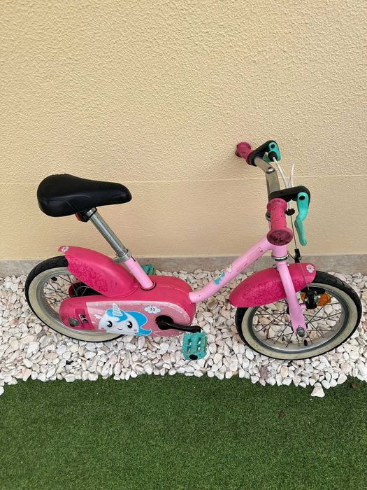 Bicicleta de criança cor-de-rosa
