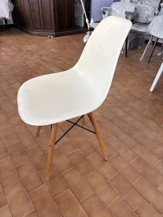 Cadeira branca tipo Eames