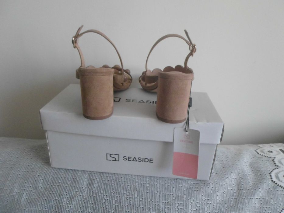 sandálias cor bege novas com etiqueta