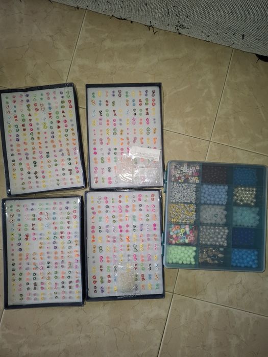 Missangas, fios, brincos, etc