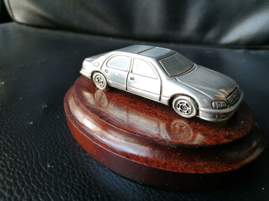Miniatura Lexus em estanho