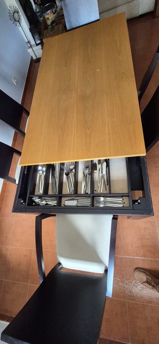 Mesa extensível fabricada em Paços de Ferreira,  de madeira maciça