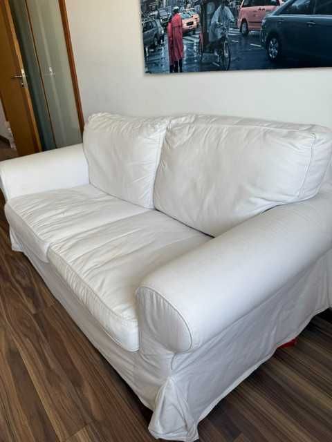 Sofá branco para 2,5 pessoas