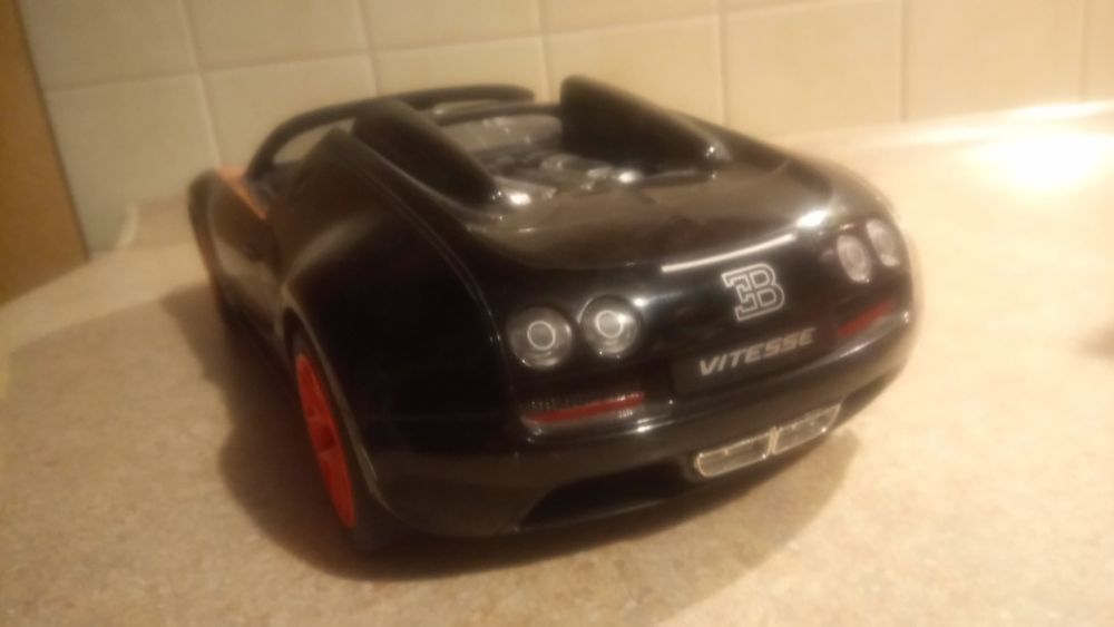 Duży samochód wyścigowy na pilot Bugatti