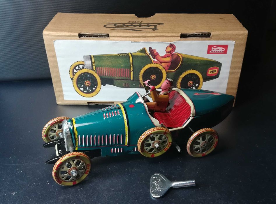 Miniatura em chapa de carro de corrida