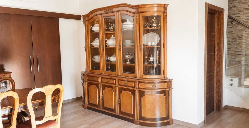 Móvel Vitrine em Madeira Maciça