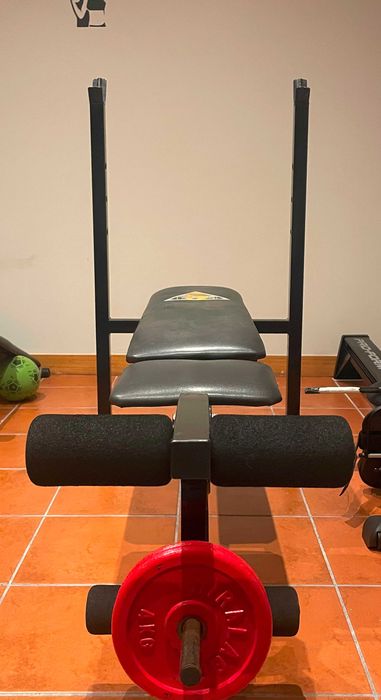 Ginásio - Banco com pesos e barra para trabalhar o corpo