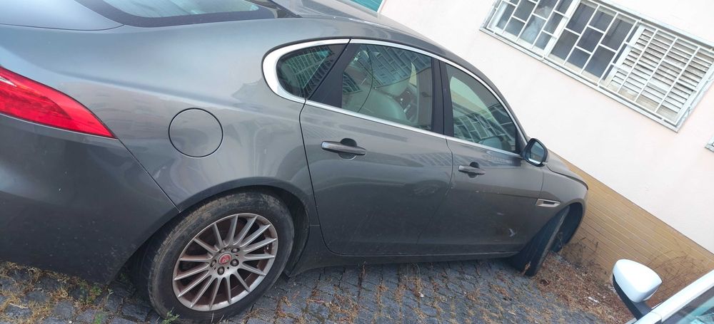 Jaguar XF 2015 com motor a bater — photo 2