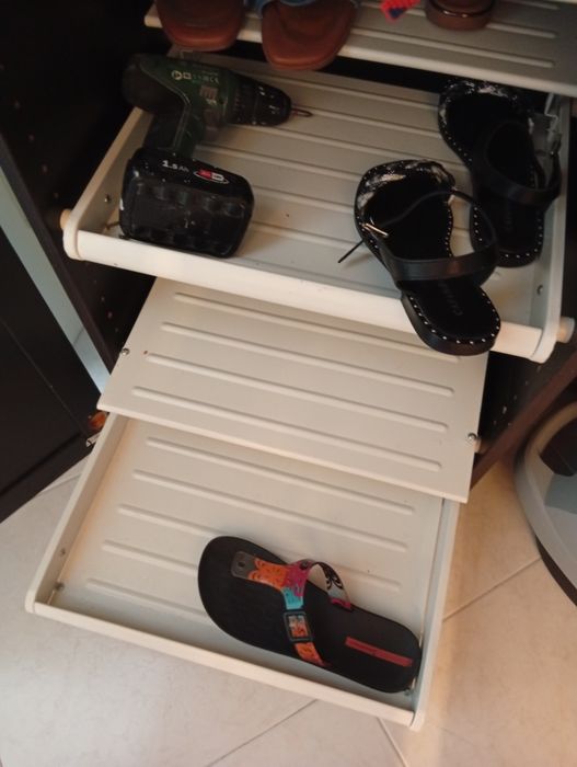 Roupeiro de uma porta tem varão,cesto,uma prateleira e duas brancas acrescentadas