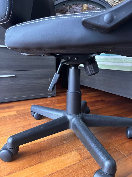 Vendo secretária e cadeira