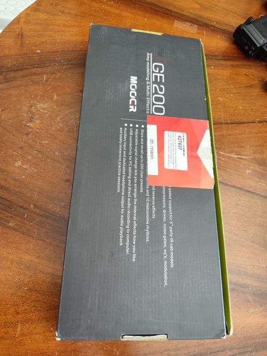 Pedaleira Mooer GE-200 na Caixa