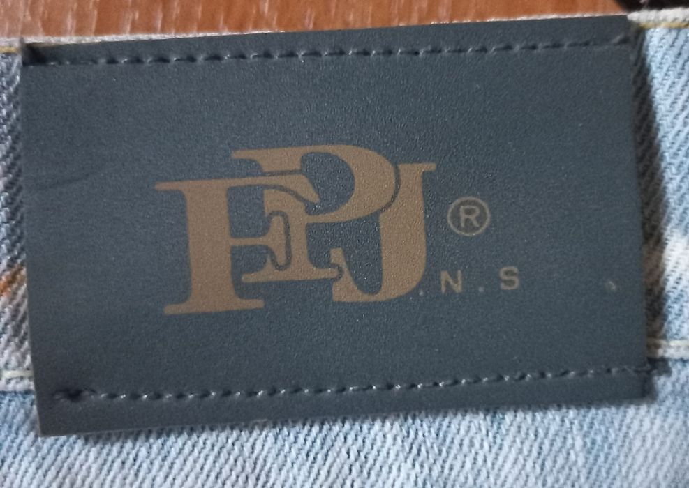 Продам джинси унісекс.