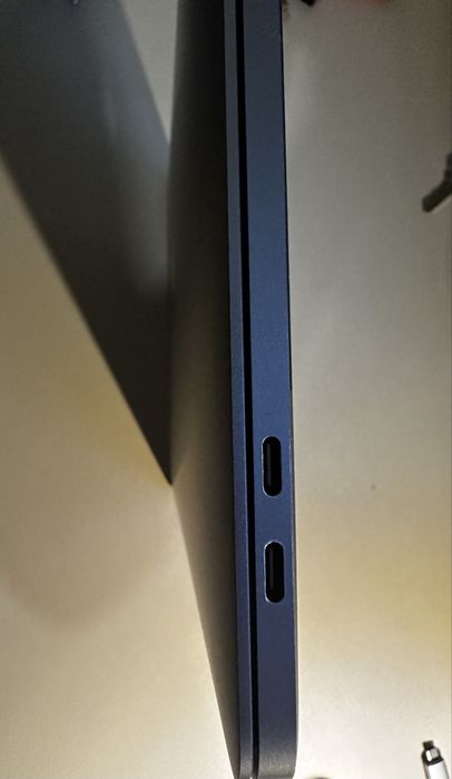 Macbook Pro 2018 ( para peças, ecrã não está a funcionar)